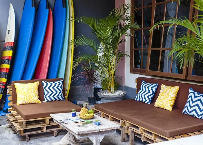 Surfers House بيت ضيافة كوتا