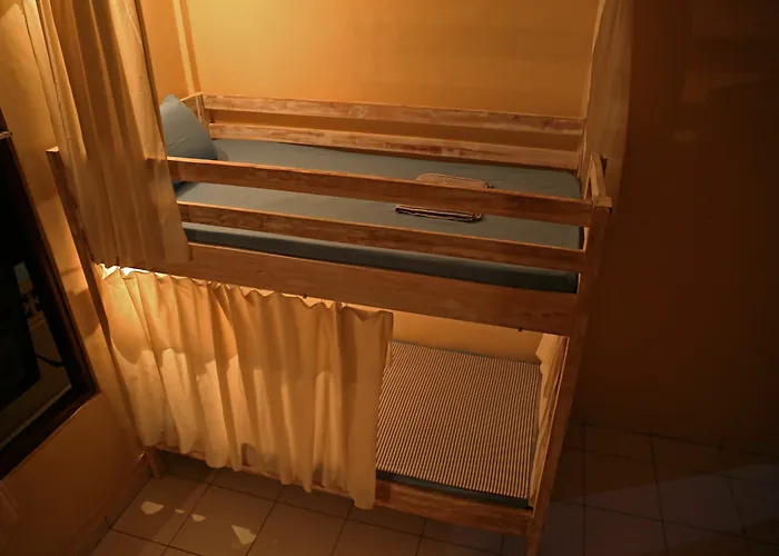 Surfers House بيت ضيافة كوتا